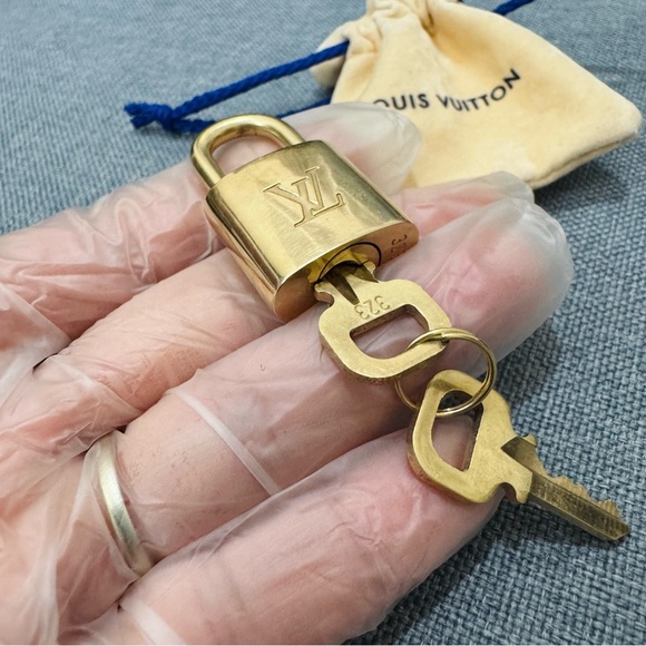 🩷Louis Vuitton Gold Padlock with Key - Picture 8 of 12